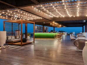 4 bars/lounges, 2 poolside bars, 3 beach bars, swim-up bar