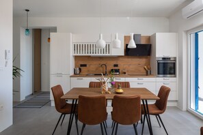 Fridge, oven, stovetop, dishwasher