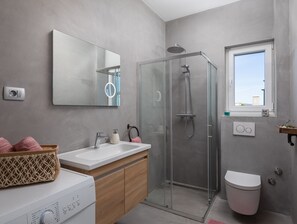 Douche, séchoir à cheveux, serviettes fournies, savon