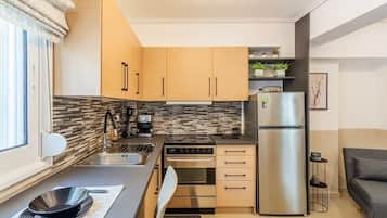 Fridge, oven, coffee/tea maker, toaster