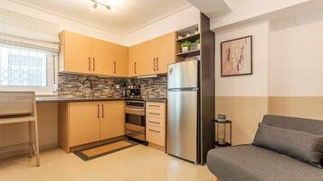 Fridge, oven, coffee/tea maker, toaster