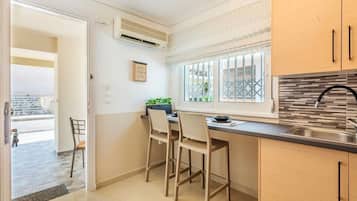 Fridge, oven, coffee/tea maker, toaster