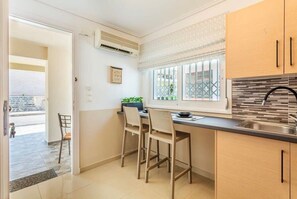 Fridge, oven, coffee/tea maker, toaster