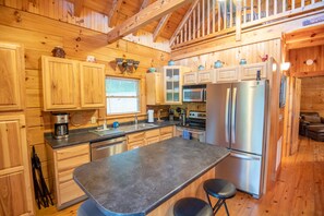 Kylskåp, mikrovågsugn, ugn och spishäll