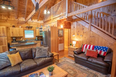 Downtown Cabin - West Jefferson + Hot Tub + Minutes to Downtown Breweries, Shops, and More!