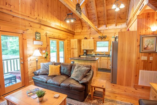 Downtown Cabin - West Jefferson + Hot Tub + Minutes to Downtown Breweries, Shops, and More!