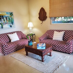 TV, stereo - Cozy Private Cottage in Fabulous Accra / Rockley Beach Location! (Rockley)