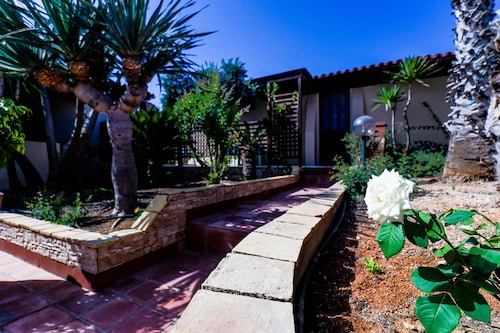 Tastefully furnished house with garden and a few steps from the sea.