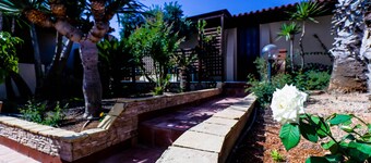 Tastefully furnished house with garden and a few steps from the sea.