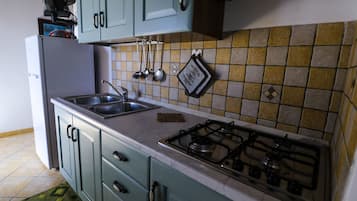 Fridge, coffee/tea maker