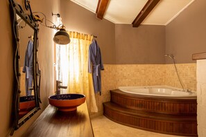 Kostenlose Toilettenartikel, Haartrockner, Hausschuhe