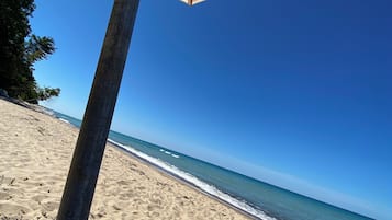 Plage à proximité, chaises longues, serviettes de plage