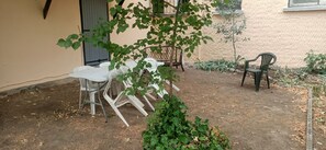 Outdoor dining - Apartment with garden in a farmhouse (Montesquieu-des-Albères)