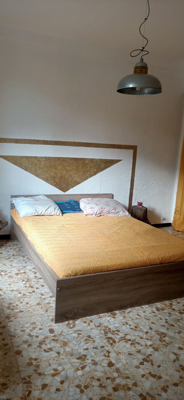 1 chambre, bureau, fer et planche à repasser, accès au Wi-Fi (inclus)