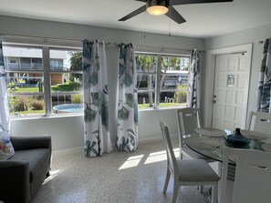 Interior - Waterfront Cottage! Kayaking, birdwatching, fishing in quiet bay access setting (Bonita Springs)