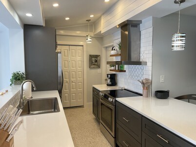 Waterfront Cottage! Kayaking, birdwatching, fishing in quiet bay access setting