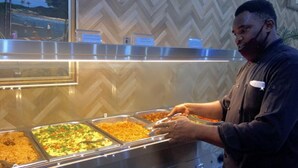 Een buffetopstelling met verschillende gerechten in schalen.
