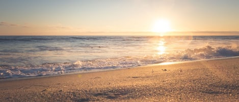 靠近海滩、白沙、海滩班车、海滩遮阳伞