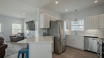 Refrigerador, microondas, horno y parrilla de estufa