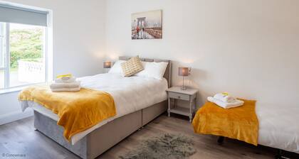 Great new apartment walking distance to beach