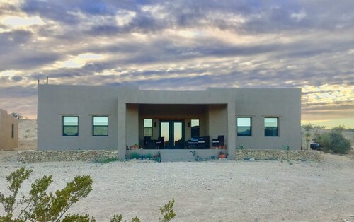 Desert Sky Hideaway: Modern Home near the Terlingua Ghost Town. 3 bedrooms. 2 ba