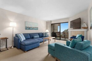 Tv, eldstad, dvd-spelare och kontor