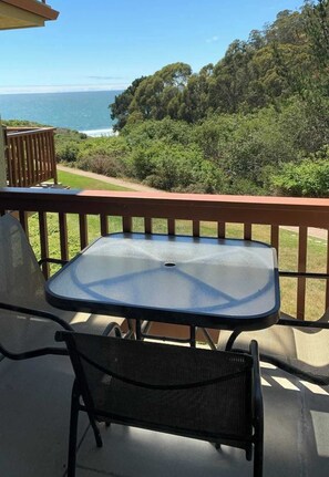 Outdoor dining - Beautiful North Bluff Seascape Resort 2/2.5 Ocean View (Aptos)