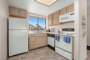 冷蔵庫、電子レンジ、オーブン、コンロ