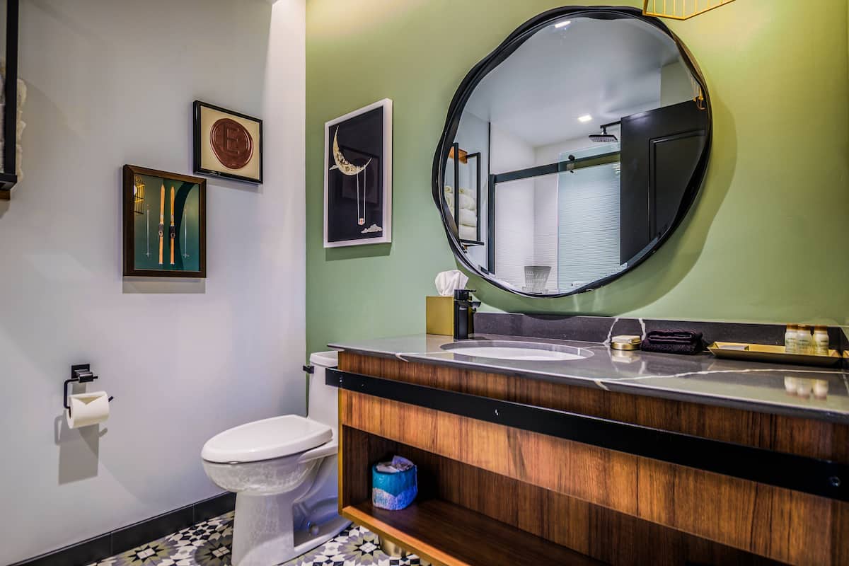 Shower, rainfall showerhead, free toiletries, hair dryer