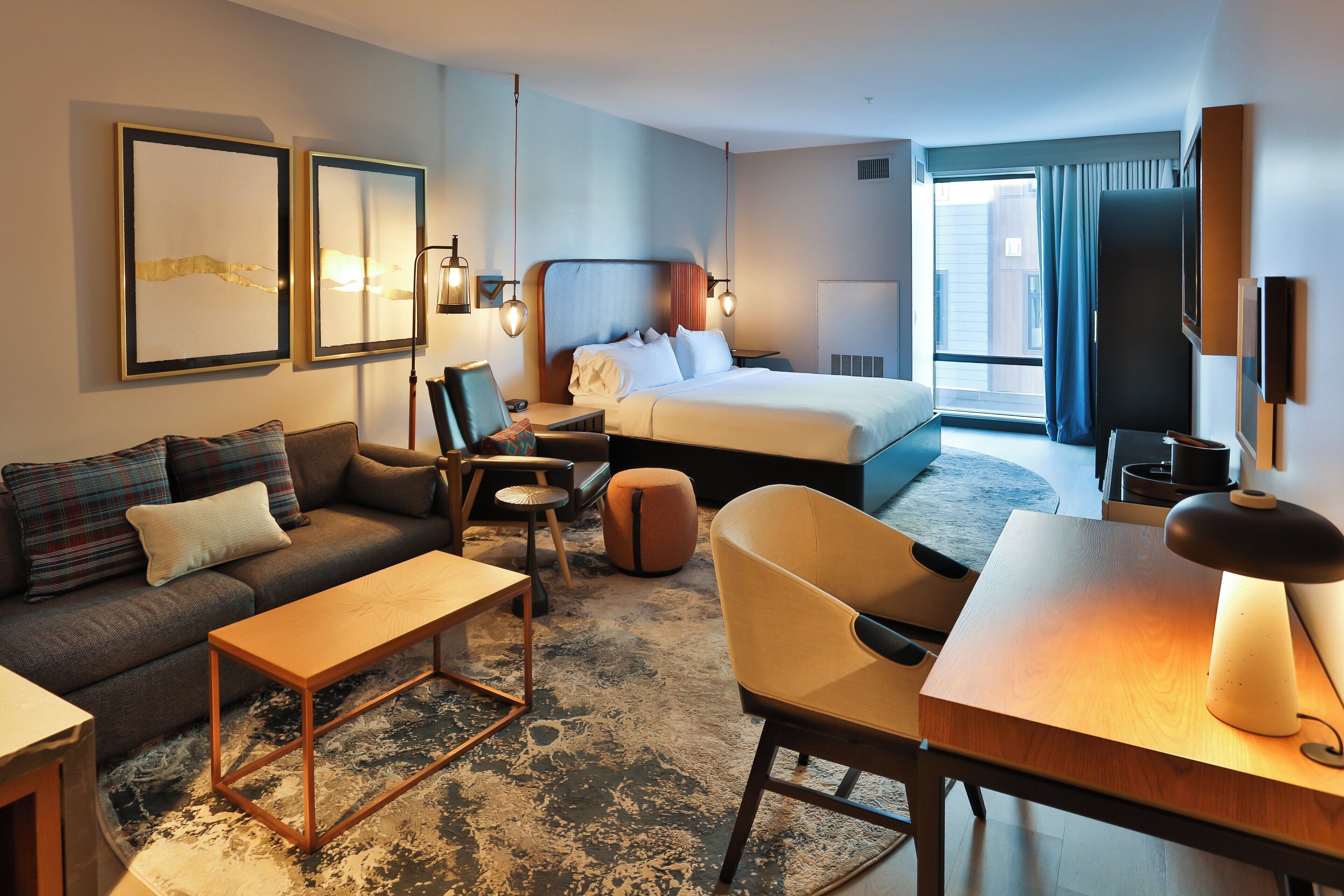 Bureau, chambres insonorisées, fer et planche à repasser