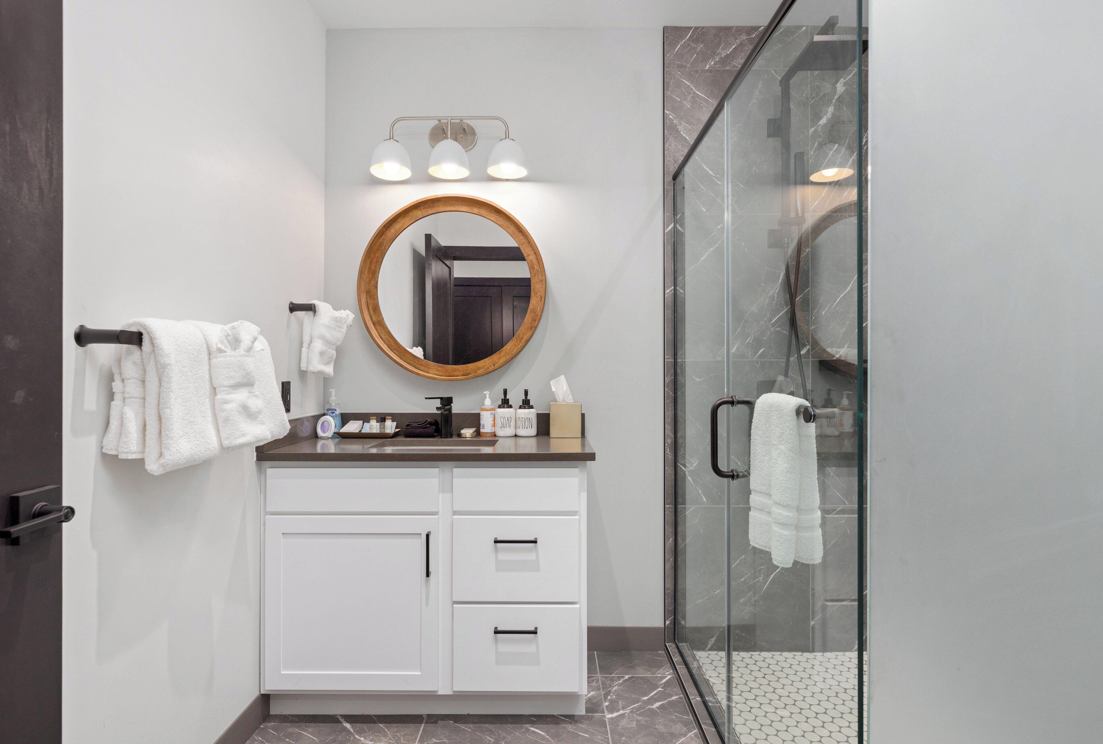 Shower, rainfall showerhead, free toiletries, hair dryer