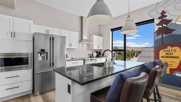 Suite, 2 Bedrooms, Mobility Accessible (Communications) | Desk, soundproofing, iron/ironing board, free cots/infant beds