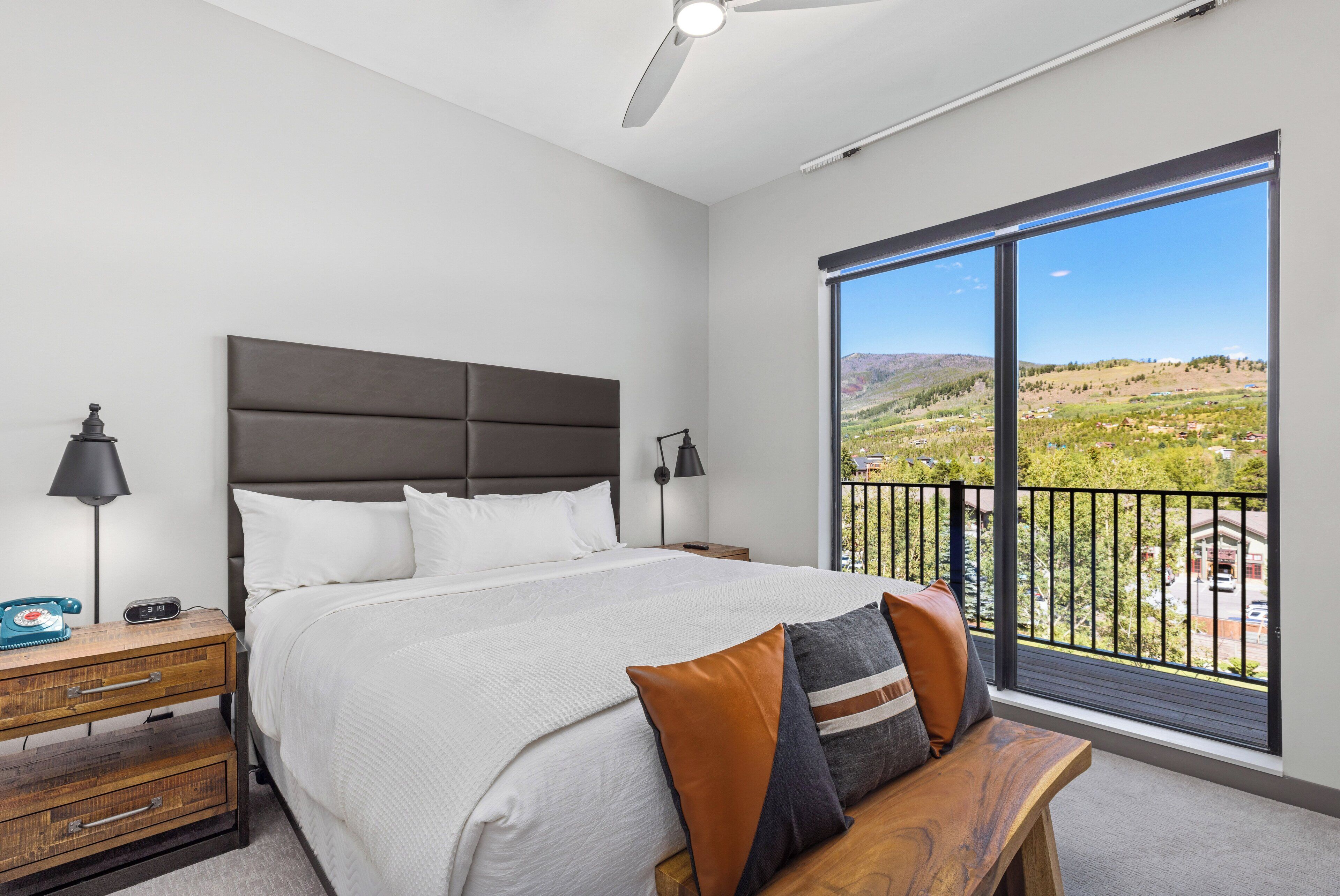 Bureau, chambres insonorisées, fer et planche à repasser