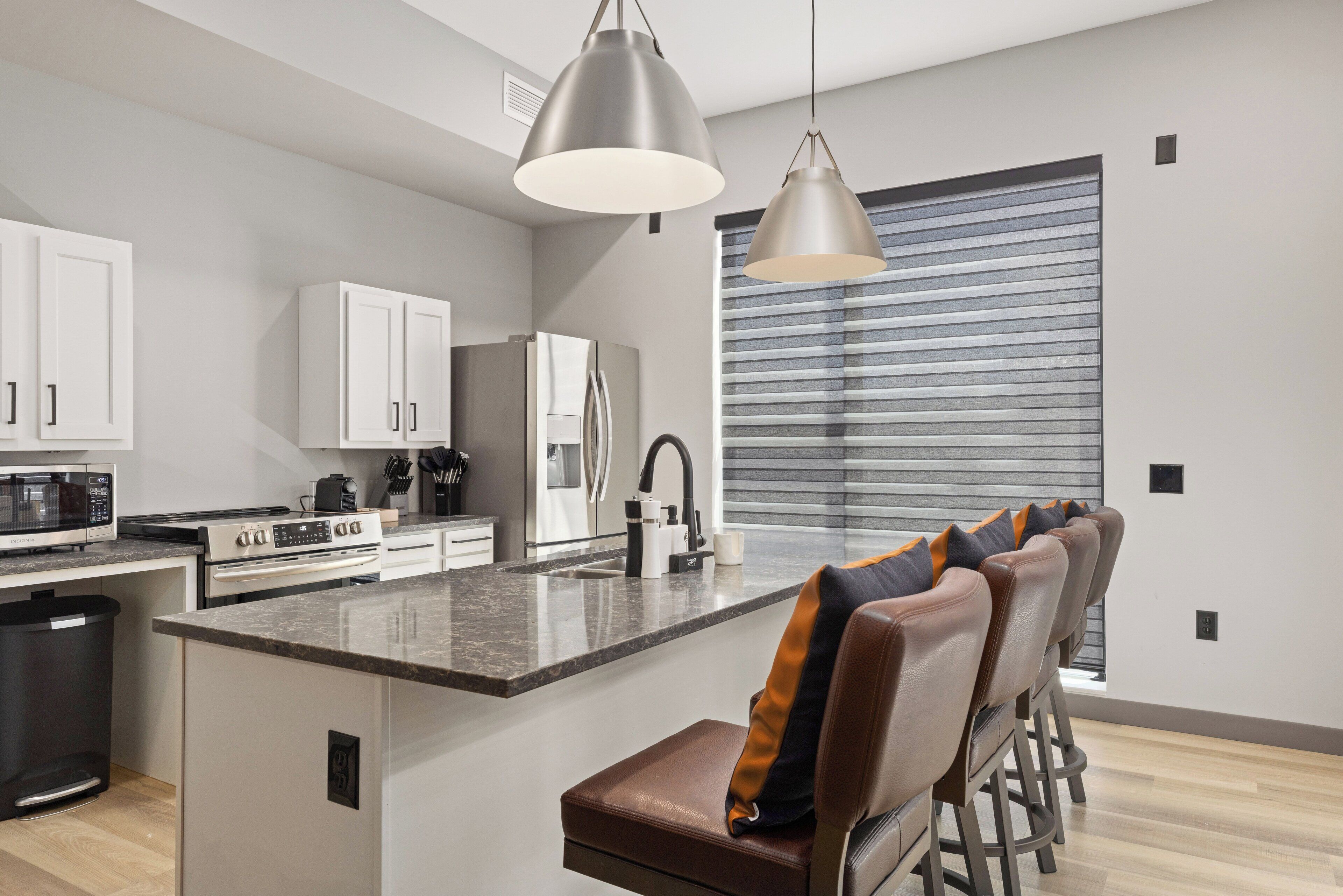 Bureau, chambres insonorisées, fer et planche à repasser