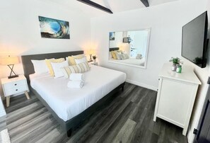 1 habitación, escritorio, tabla de planchar con plancha y cuna de viaje