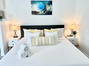 1 habitación, escritorio, tabla de planchar con plancha y cuna de viaje