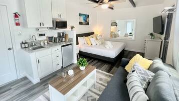 1 Schlafzimmer, Schreibtisch, Bügeleisen/Bügelbrett, Reisekinderbett