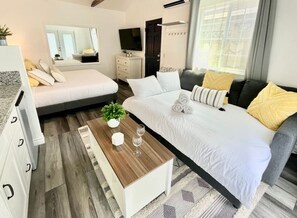 1 bedroom, desk, iron/ironing board, WiFi - Hidden King Suite with Garden, Parking - 4 Guest (La Mesa)