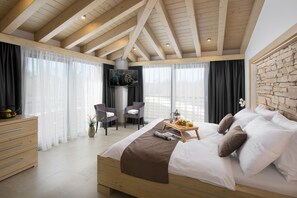 7 bedrooms, in-room safe, iron/ironing board, travel crib