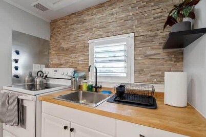 Adorable 2 BR Tiny Home in Historic San Marco!