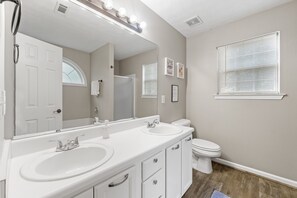 Combined shower/tub, hair dryer, towels