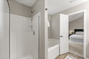 淋浴/盆浴组合、吹风机、毛巾