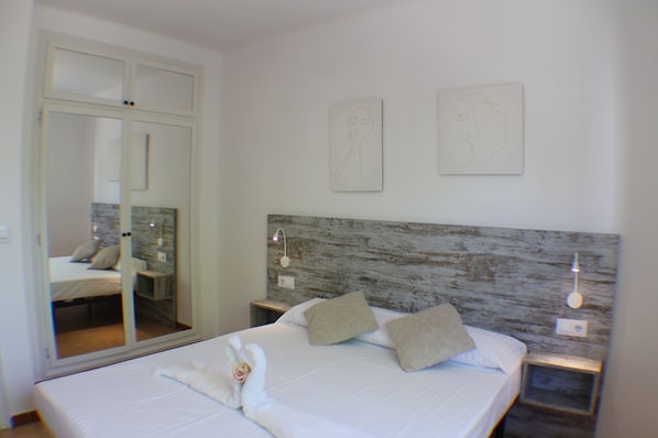 4 bedrooms, WiFi, bed sheets - Els Grecs 21 - Four Bedroom Villa, Sleeps 9 (Roses)