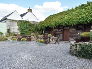 Outdoor dining - Foal Barn Cottages - Hayloft-CC211118 (Spennithorne, near Leyburn)