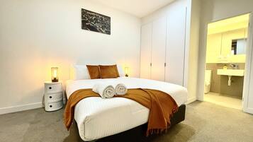 3 bedrooms, desk, iron/ironing board, travel cot