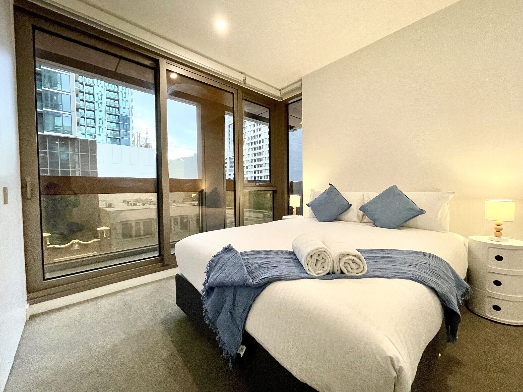 3 chambres, bureau, fer et planche à repasser, lit parapluie