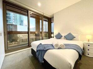 3 habitaciones, escritorio y tabla de planchar con plancha 