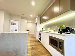 Frigorifero, microonde, forno, piano cottura