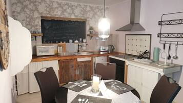 Réfrigérateur, micro-ondes, plaque de cuisson, cafetière/bouilloire