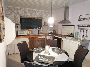 Kühlschrank, Mikrowelle, Herdplatte, Wasserkocher mit Kaffee-/Teezubehör